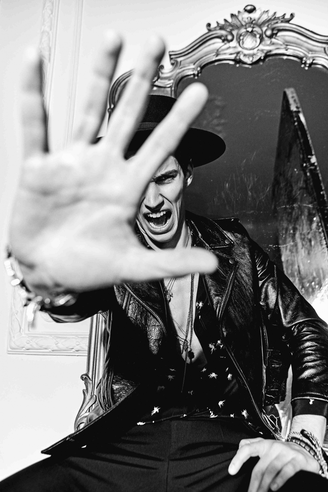 Куртка и брюки Saint Laurent Paris, сорочка Givenchy (все — ДЛТ), шляпа Cocoshnik (шоу-рум Cocoshnik), украшения Concept