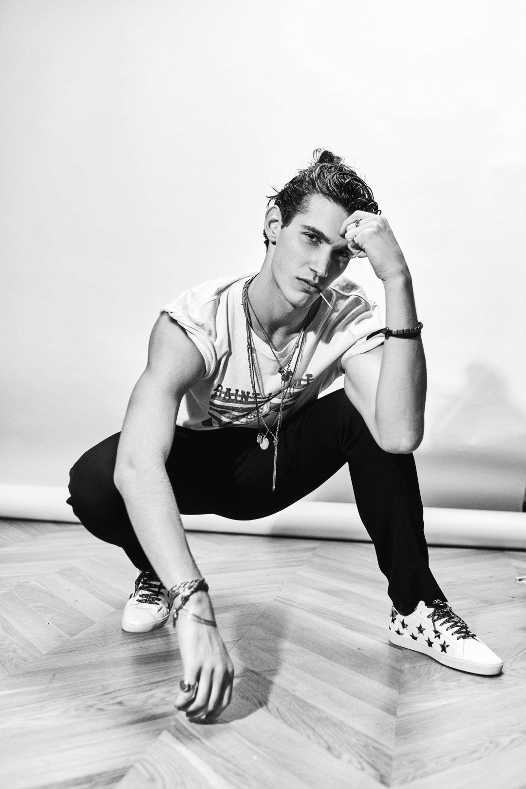 Футболка, брюки и кеды Saint Laurent Paris (все — ДЛТ)