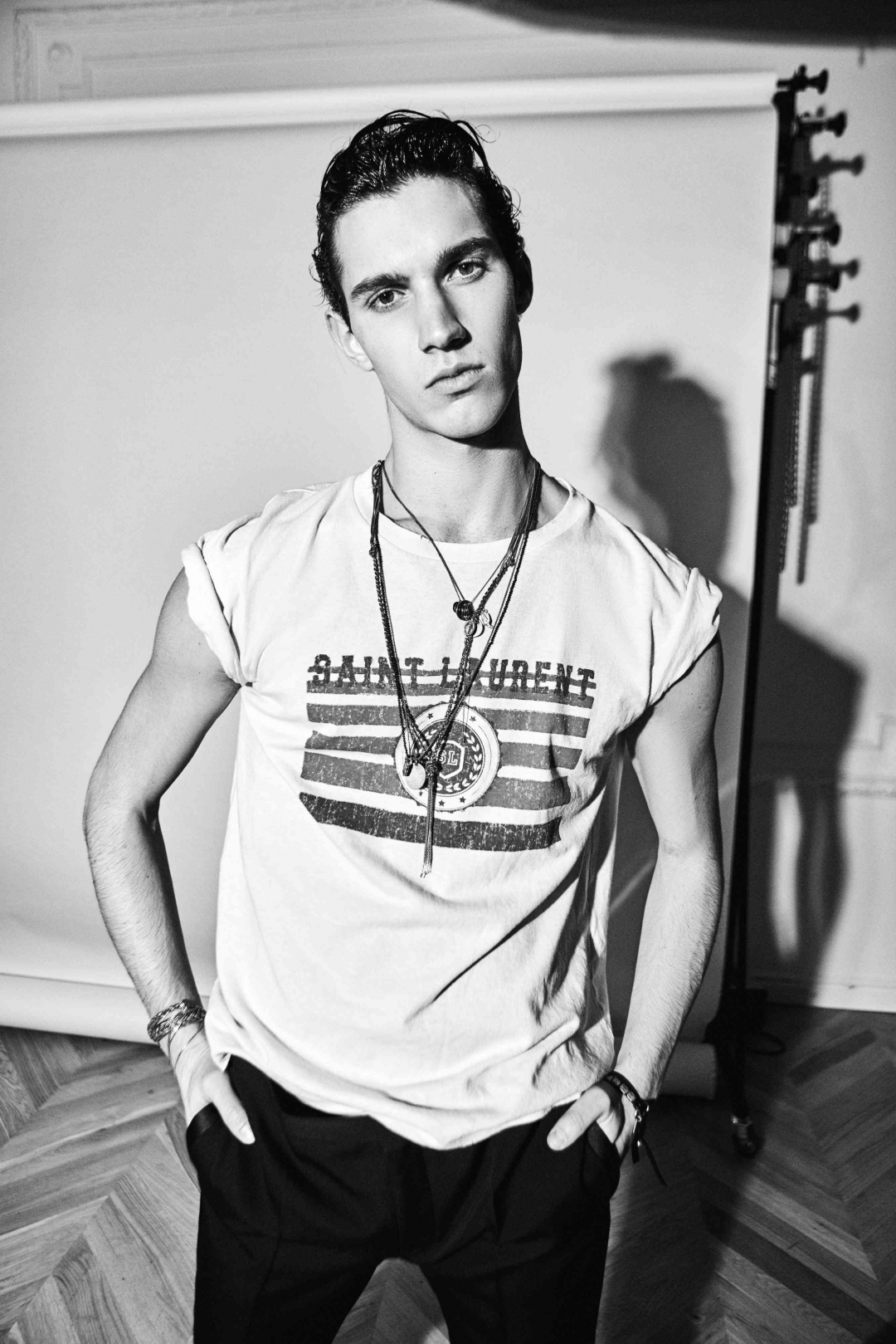 Футболка и брюки Saint Laurent Paris (все — ДЛТ)