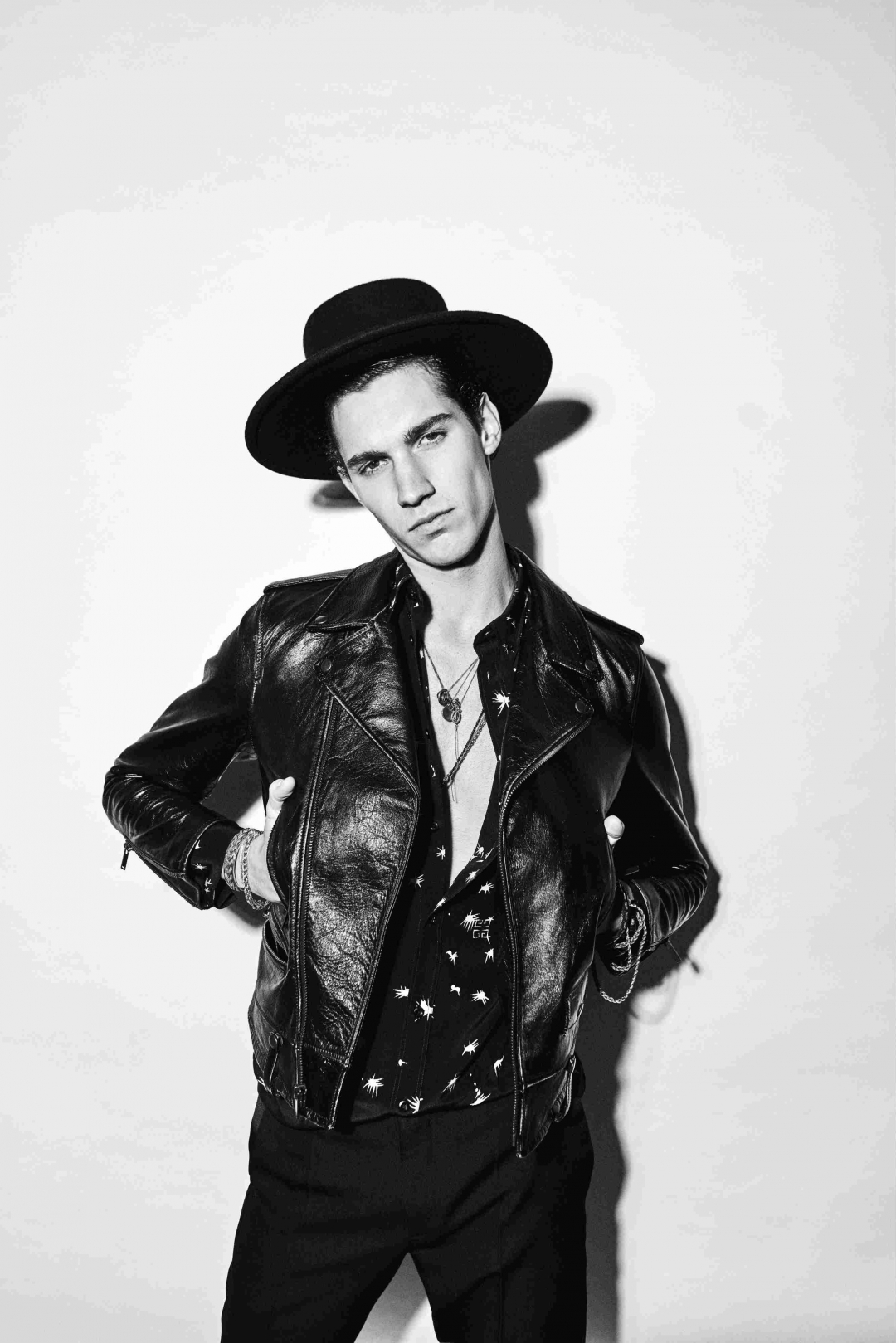 Куртка и брюки Saint Laurent Paris, сорочка Givenchy (все — ДЛТ), шляпа Cocoshnik (шоу-рум Cocoshnik), украшения Concept