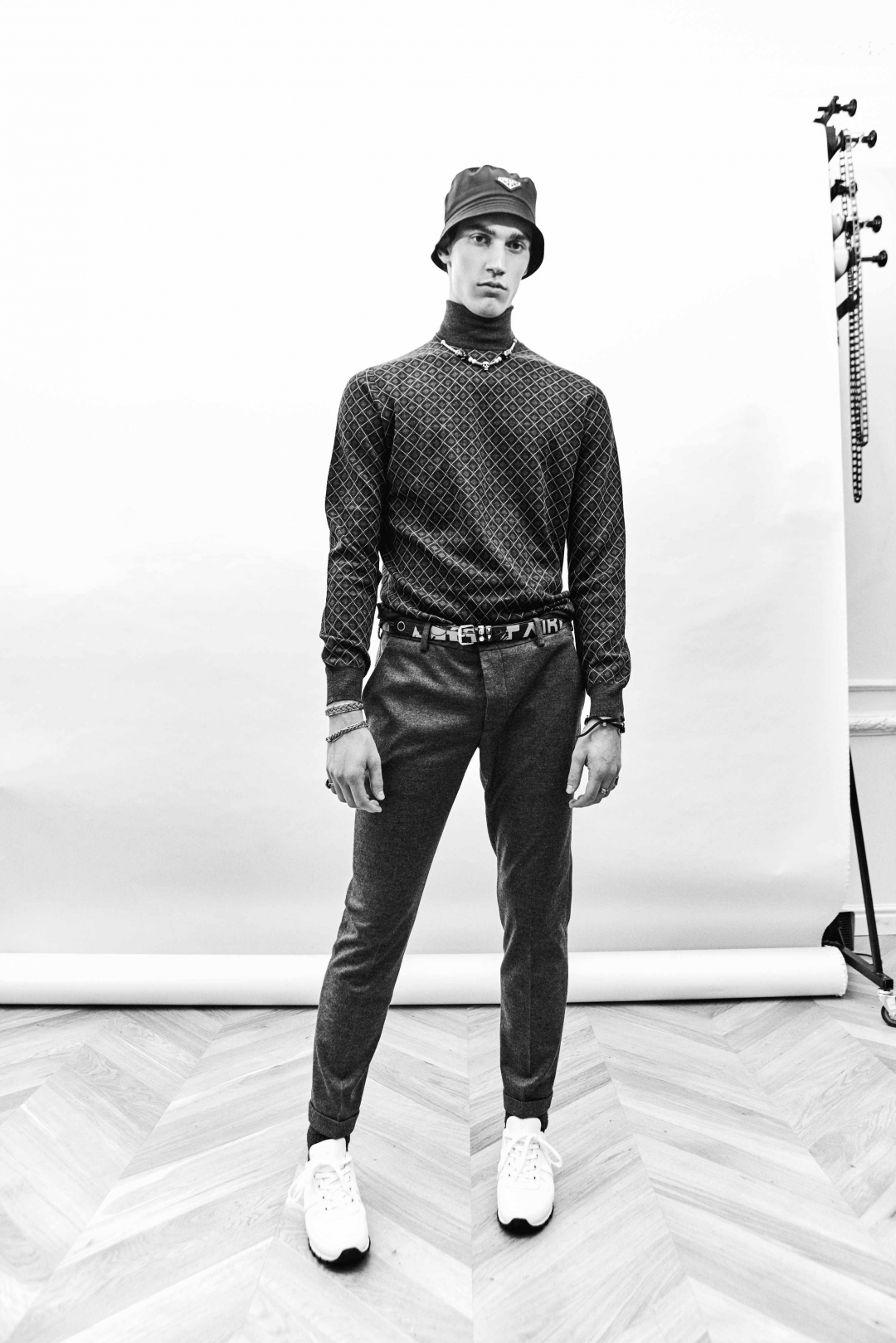 Панама, бадлон, брюки, ремень, кроссовки Prada, украшение на шее Dior Homme (все — Babochka)