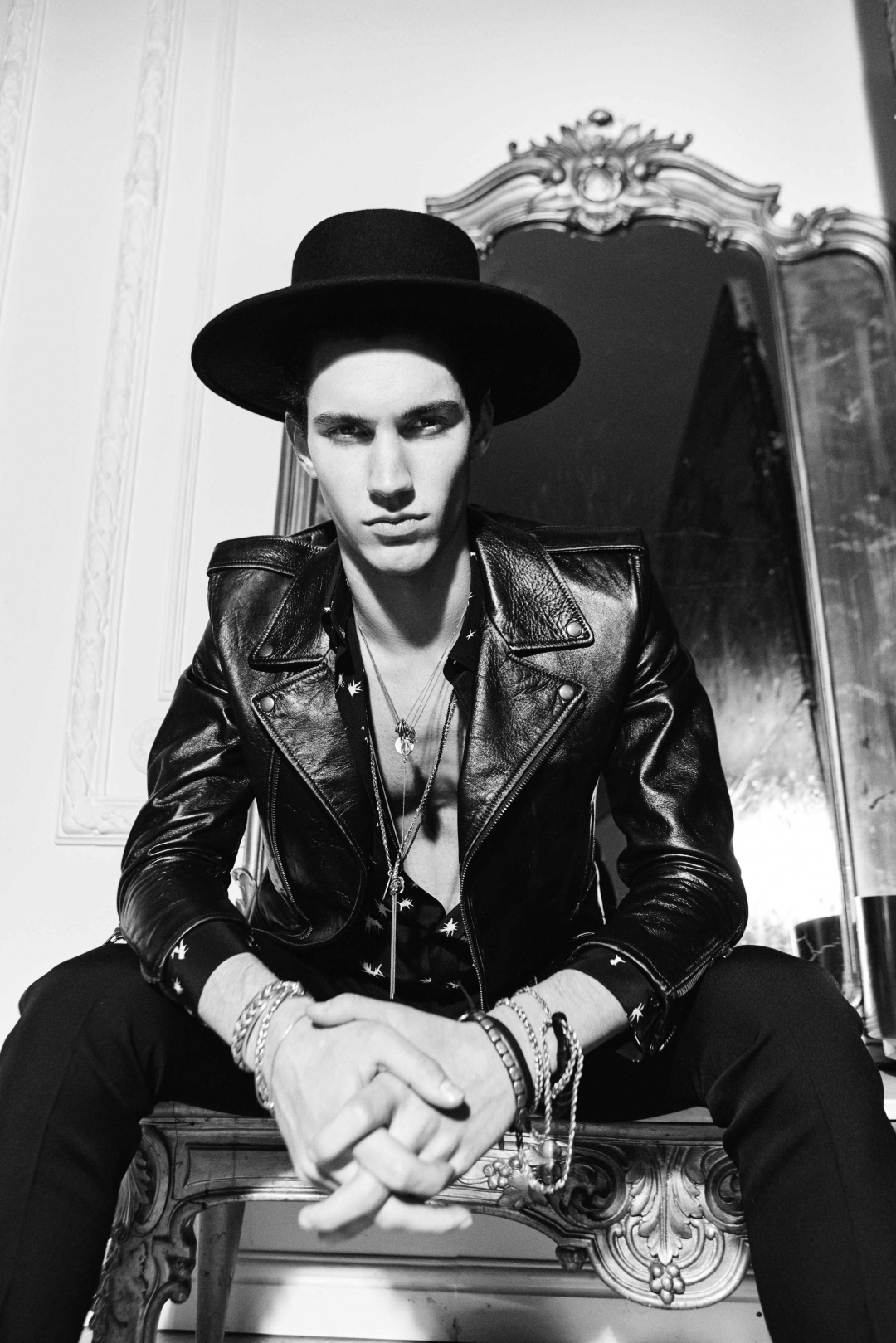 Куртка и брюки Saint Laurent Paris, сорочка Givenchy (все — ДЛТ), шляпа Cocoshnik (шоу-рум Cocoshnik), украшения Concept