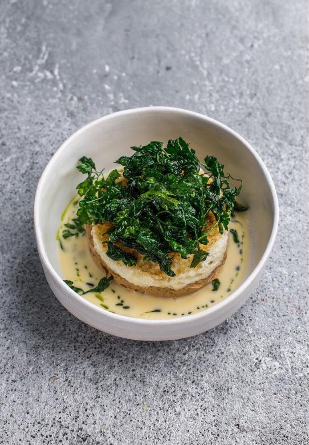 Пате из печени цыпленка, бриош и соус из ферментированной кукурузы.
