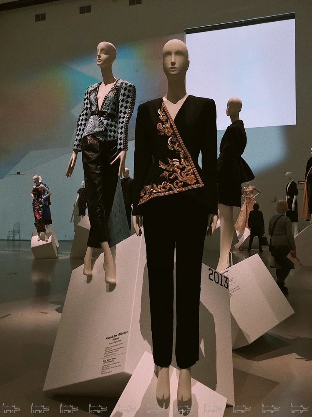 На переднем плане — Oscar de la Renta, осень-зима 1992/93