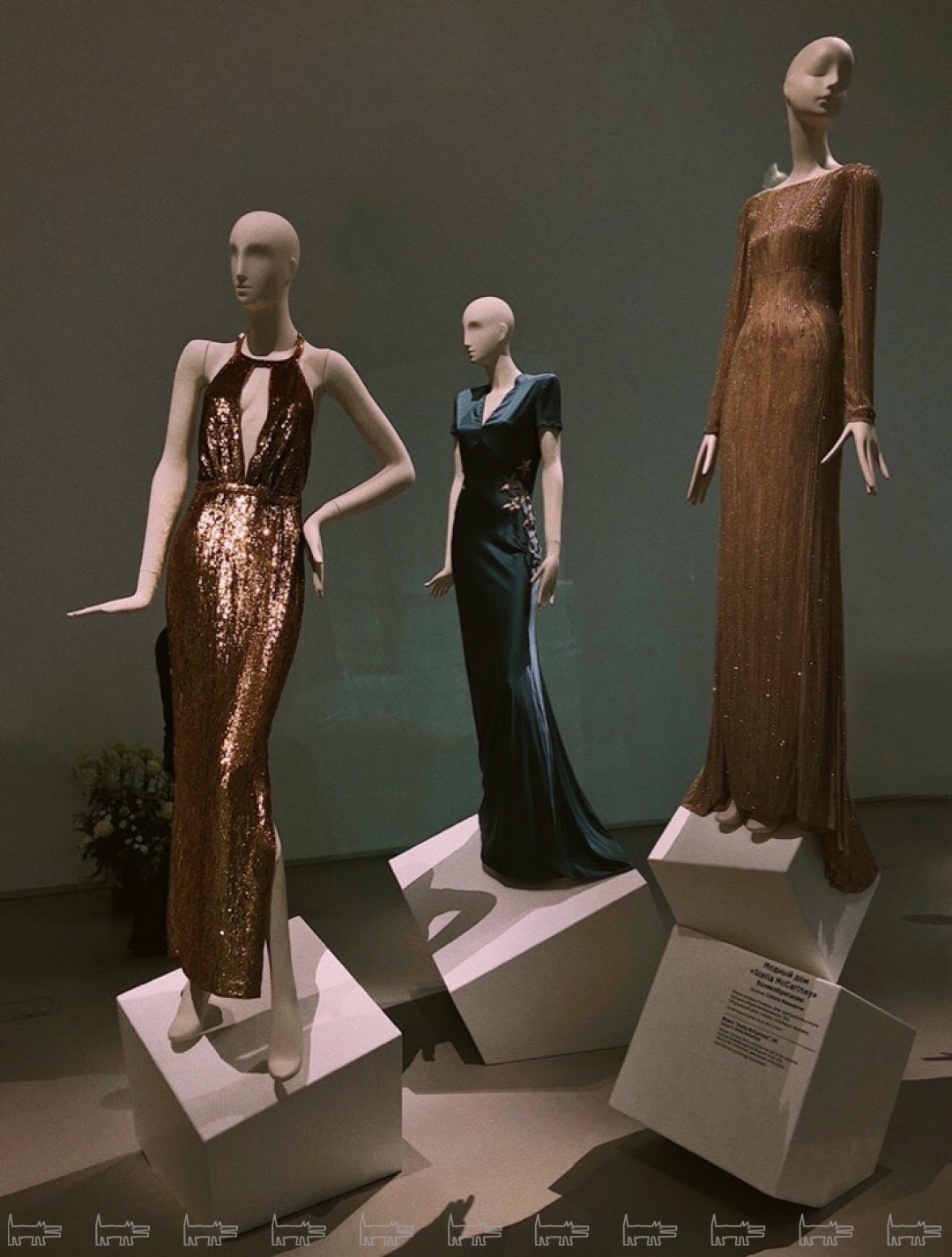 Слева – Stella McCartney для Кейт Хадсон для Бала Института Костюма, 2009, в центре – Stella McCartney для Мадонны, 2011, справа – Stella McCartney