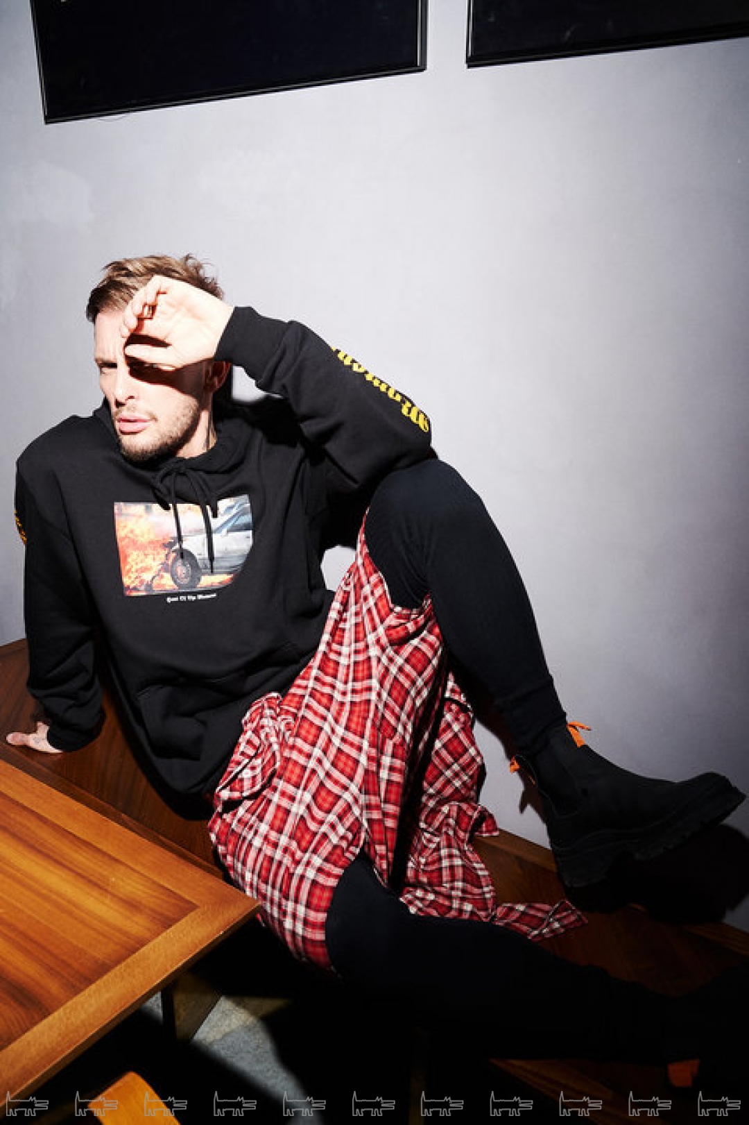 На Оскаре: худи H&M, купленное в Берлине, шорты R13