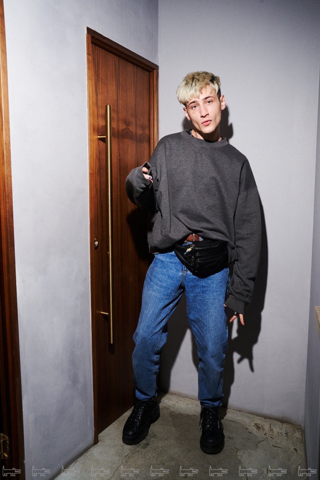 На Богдане: свитшот, купленный на киевской барахолке и перешитый тетей Любой в ателье «Сметана», джинсы, купленные в херсонском секонд-хенде, и обувь