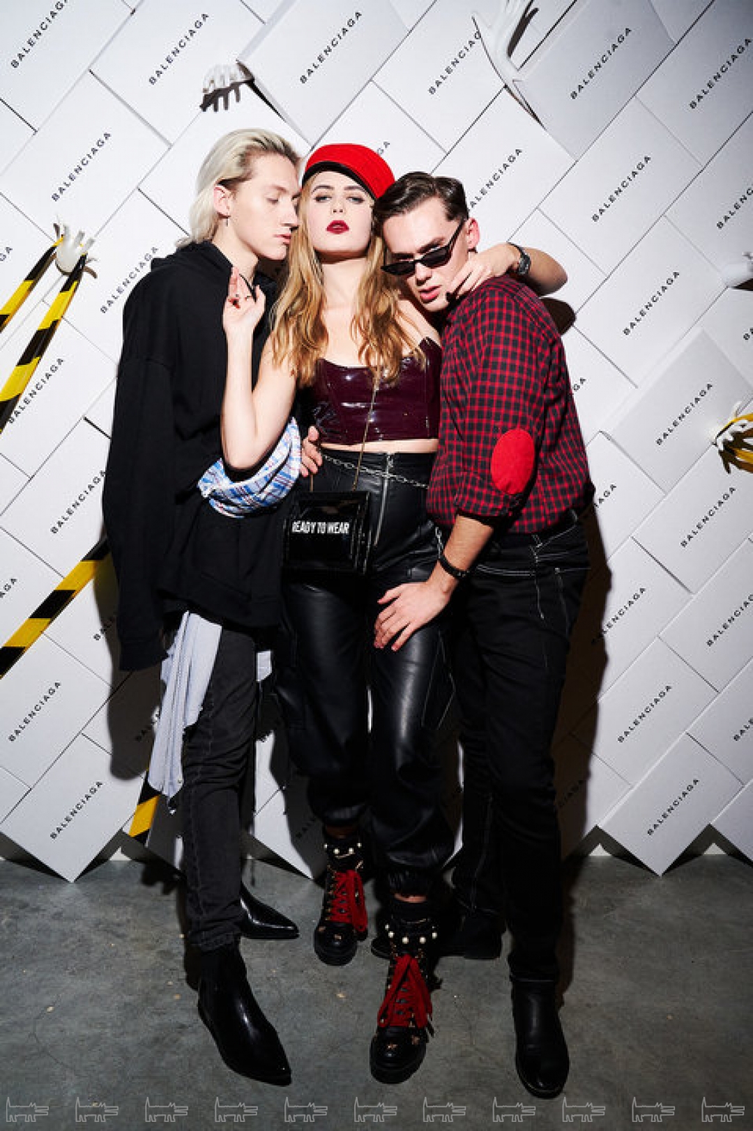 На Владе (слева): одежда из секонд-хенда, обувь Asos. На Дарье (в центре): головной убор Ruslan Baginskiy, сумка H&M X Moschino, ботинки Gucci. На