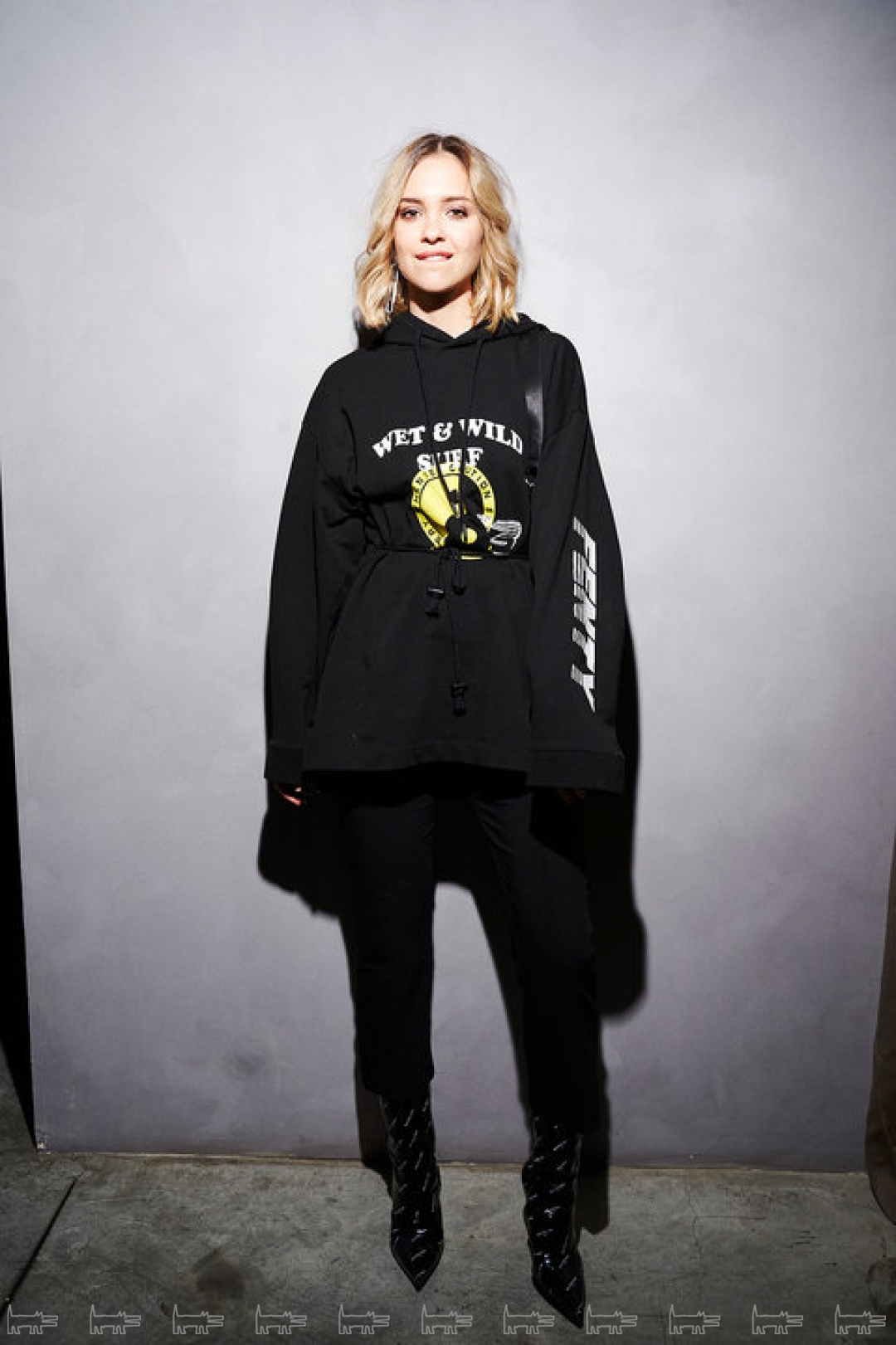 На Анне: толстовка Fenty X Puma, сумка Alexander Wang, ботильоны Balenciaga