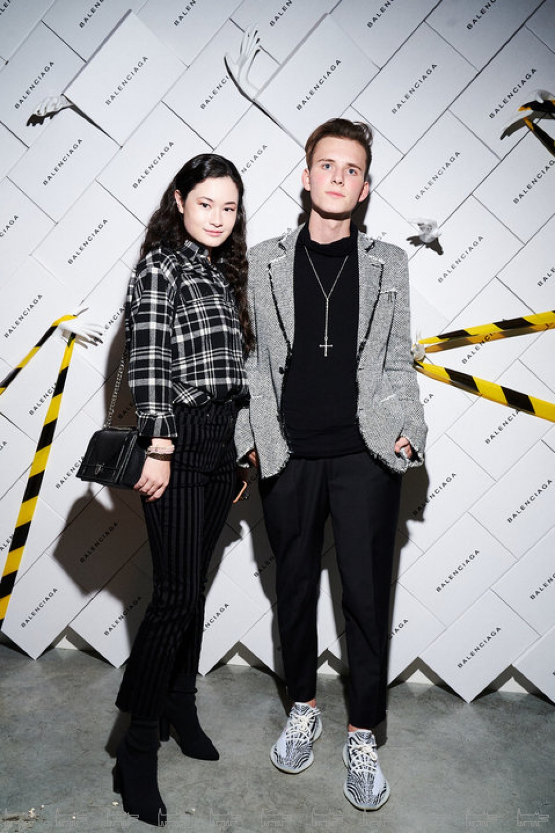 На Иване: пиджак Ermanno Scervino, брюки Alexander McQueen, обувь Yeezy. На Клаудии: рубашка Ralph Lauren, сумка Dior