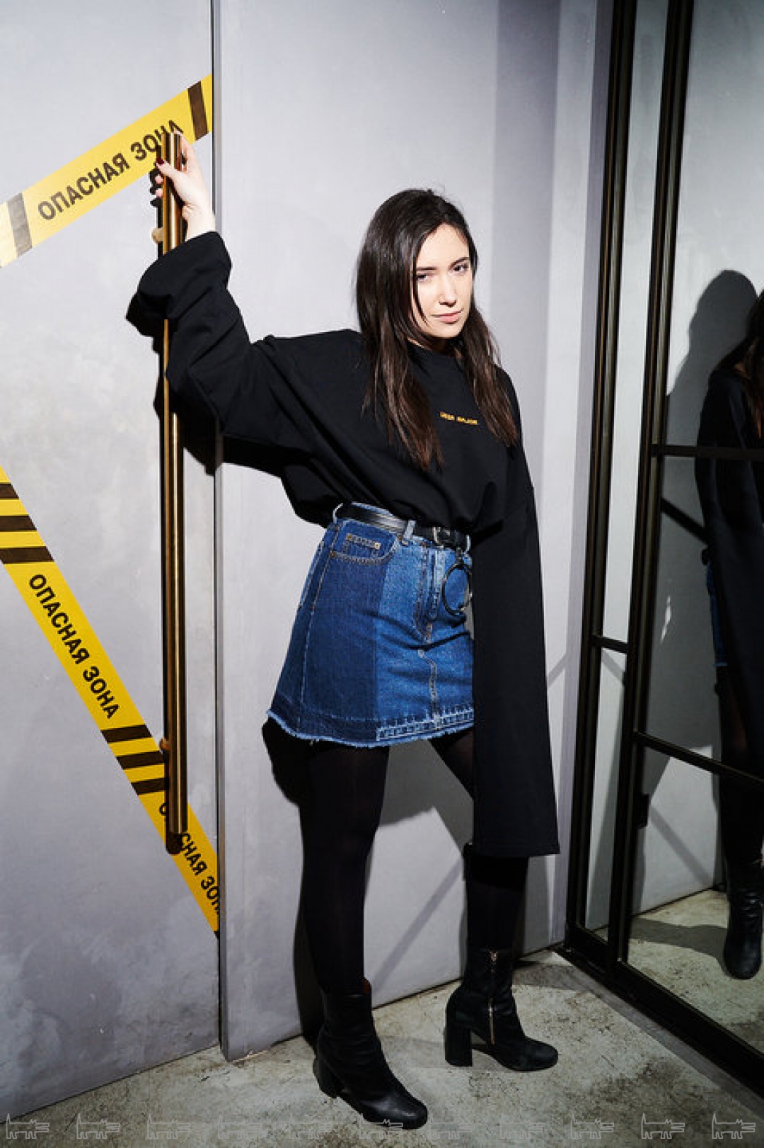 На Ольге: худи Artem Krivda, юбка Vetements, обувь Alexander McQueen