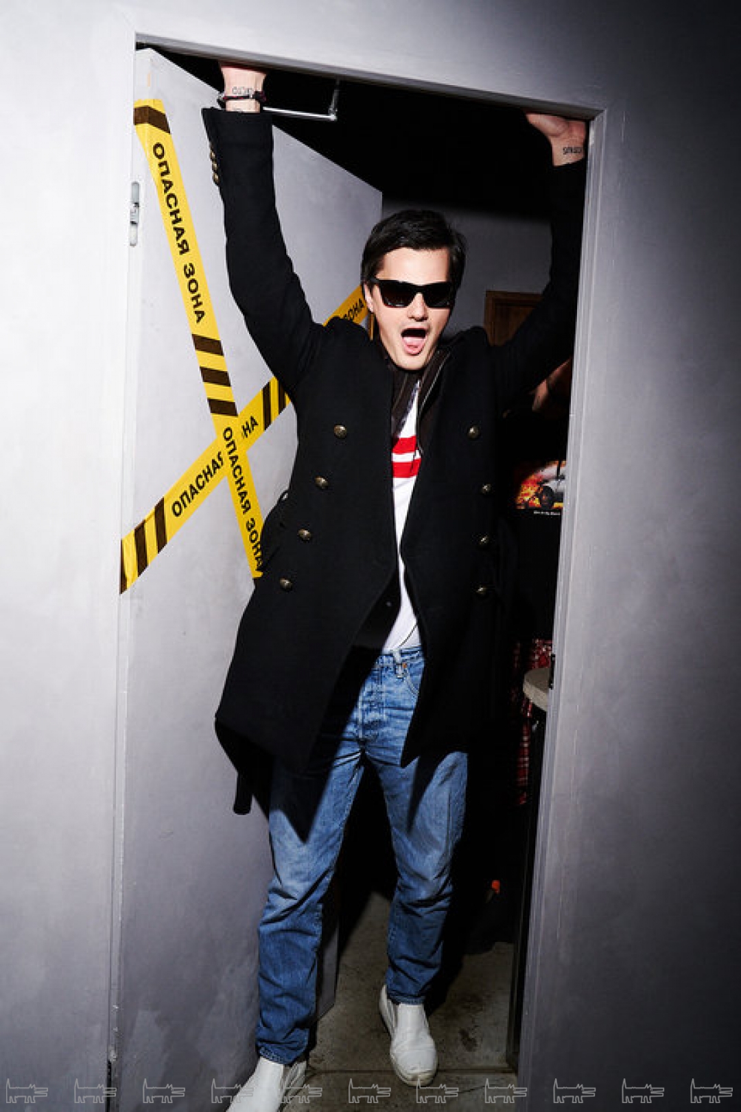 На Антоне: поло Dries Van Noten, пиджак Ann Demeulemeester, пальто Balmain, джинсы Levi's, кеды N°21