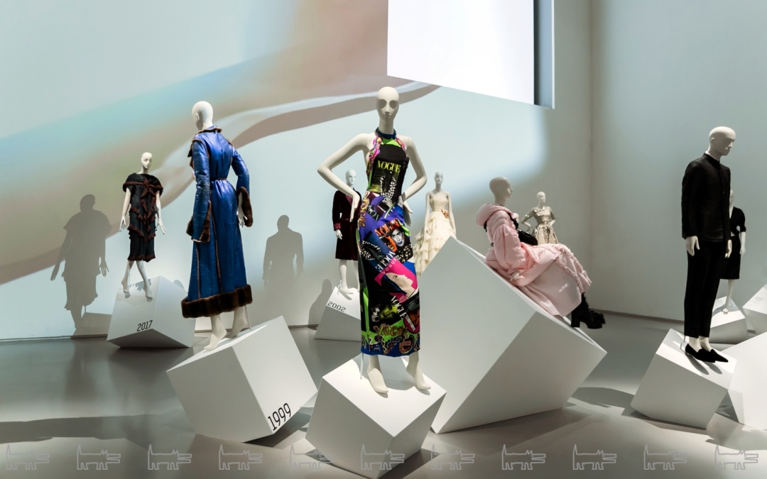 Fendi, Versace и Moncler на выставке в Главном штабе Эрмитажа