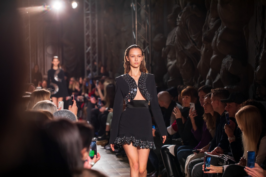 Показ весенне-летней коллекции David Koma в Академии Штиглица