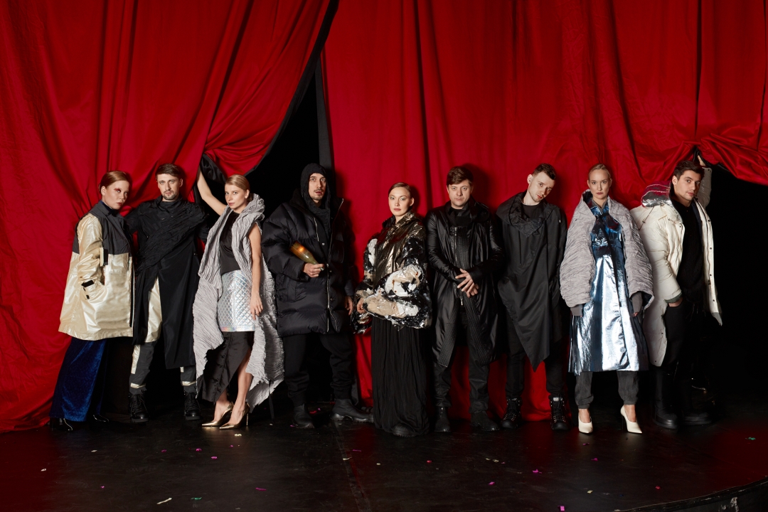 Хедйлайнеры театра. На Ксении Морозовой: куртка Stone Island, свитер и брюки MM6, ботильоны Kenzo (все — ДЛТ). На Евгении Шумейко: плащ и сумка It’s