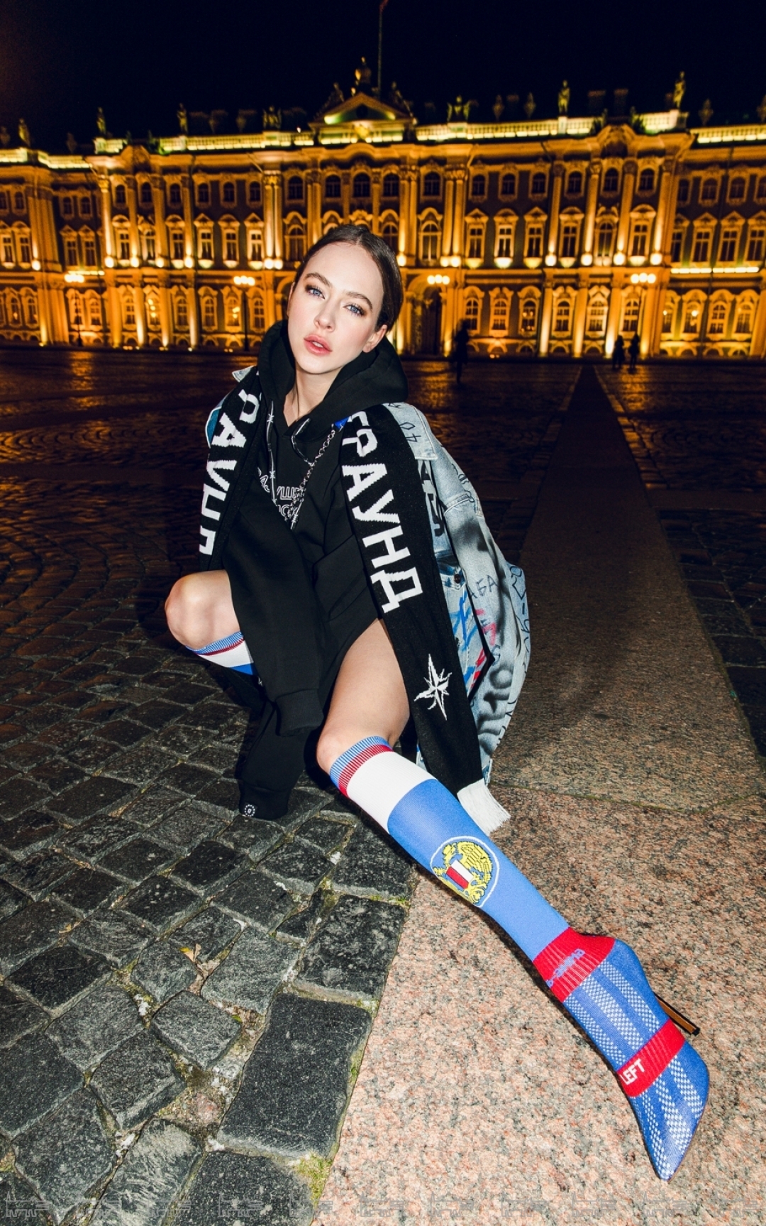 На Аглае: куртка и сумка Balenciaga, юбка Givenchy, ботфорты Vetements, брелок Gucci (все — ДЛТ), худи и шарф Volchok (Volchok)