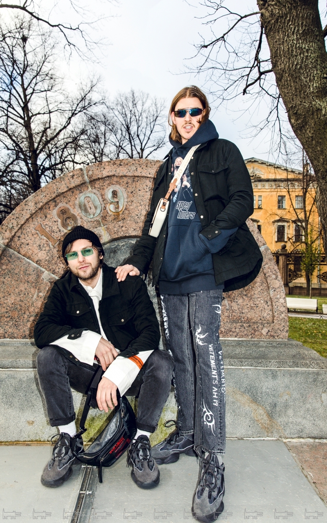 На Алексее: куртка-ватник Vatnique (Vatnique), рубашка Heron Preston, сумка Balenciaga, очки Cutler and Gross (все — ДЛТ), джинсы Han Kjobenhavn