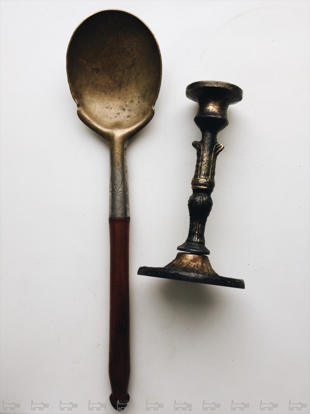 Латунная ложка и мини-подсвечник.