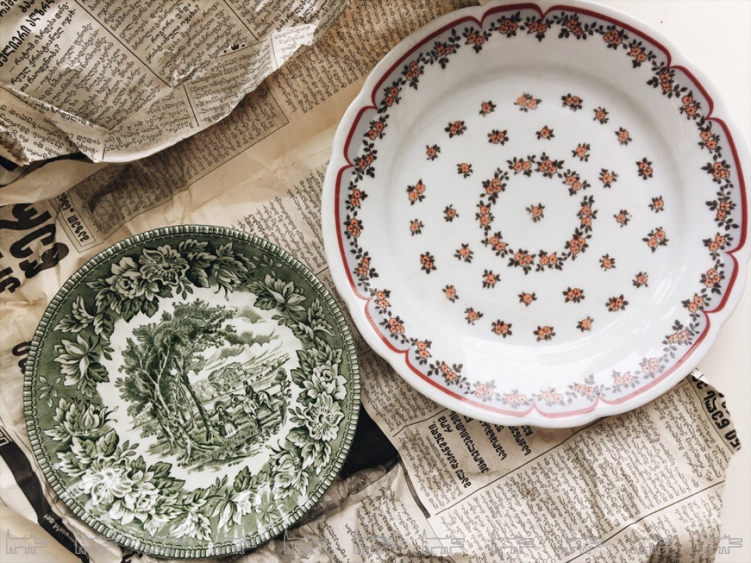 Тарелки производства ГДР и Англии.