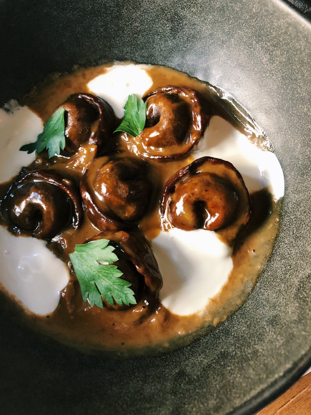Кундюмы с грибами, сметаной и зеленью
