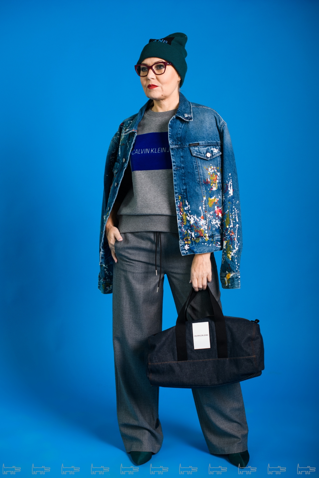 «Приветствуем новые повороты моды в сторону «гопниковских» субкультур. Придадим мальчишеской небрежности серым брюкам и свитшоту джинсовой курткой с