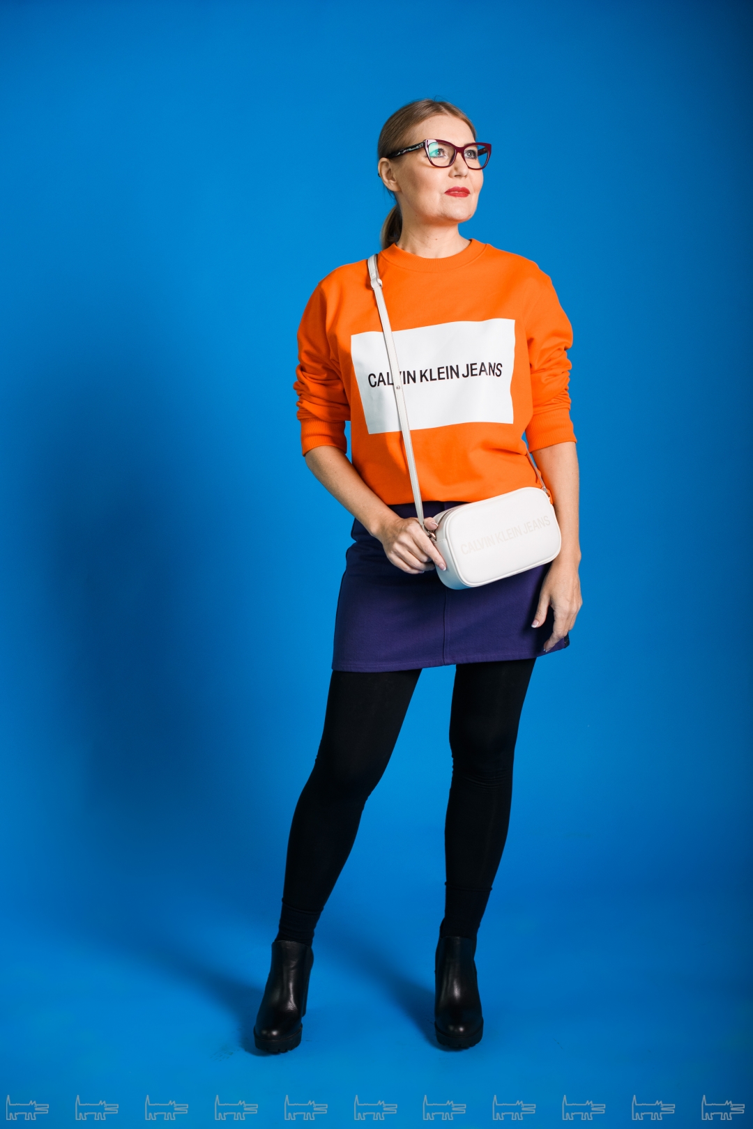 «30 (+) не повод расставаться с мини-юбкой, а черные плотные леггинсы придадут ей вполне презентабельный вид. Дополним ей взрывного апельсинового