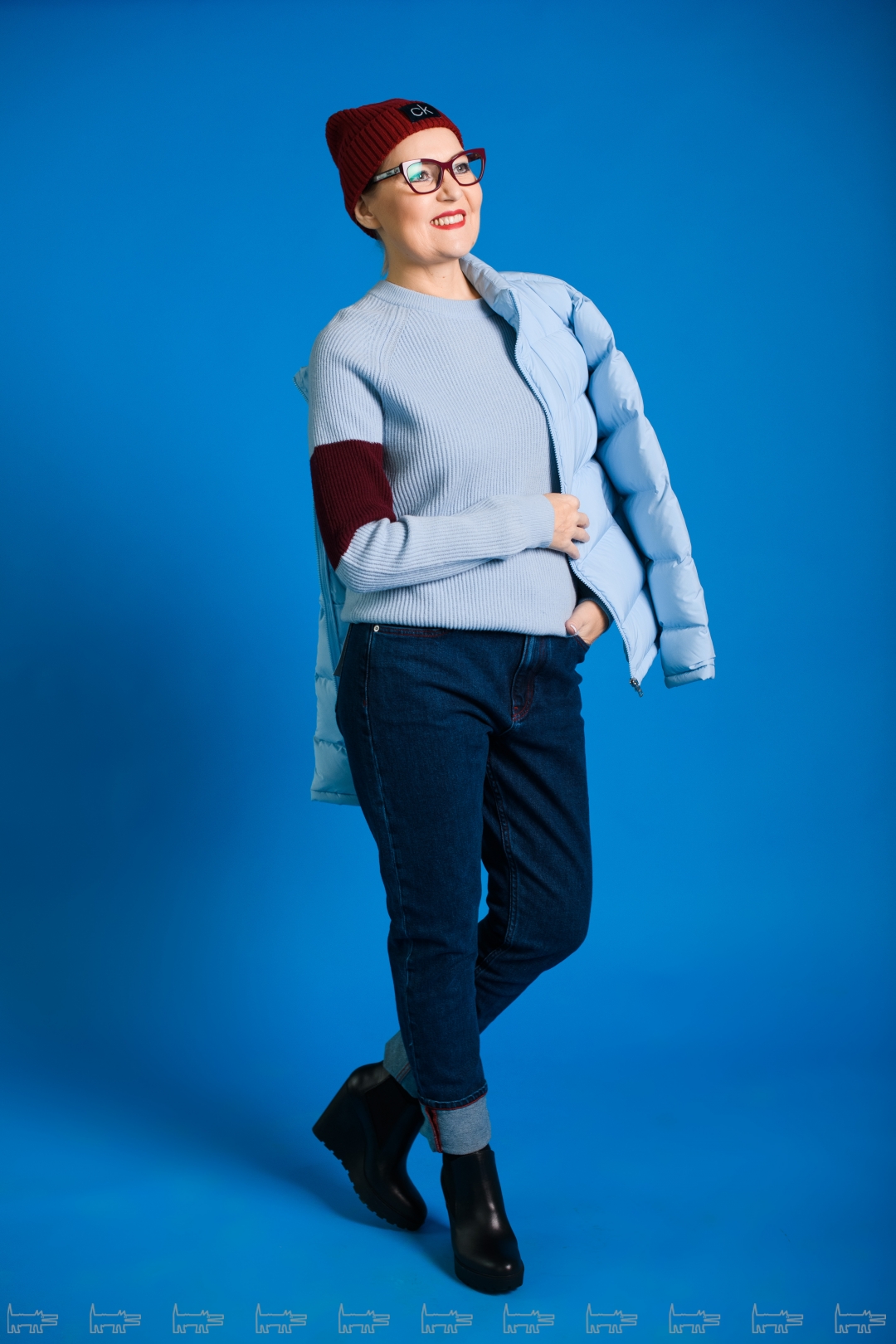 «Джинсы, свитер, пуховик – классика жанра для загородных выездов на пленэр. Сделаем акцент на сочетание нежно-голубого цвета и бордо, и комплект