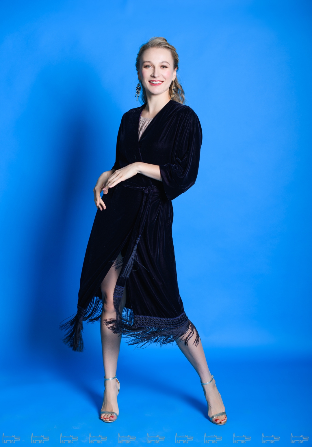 Бархат – благородный материал, который придаст торжественности даже платью самого простоя кроя. Платье с запахом глубокого оттенка черники подойдет