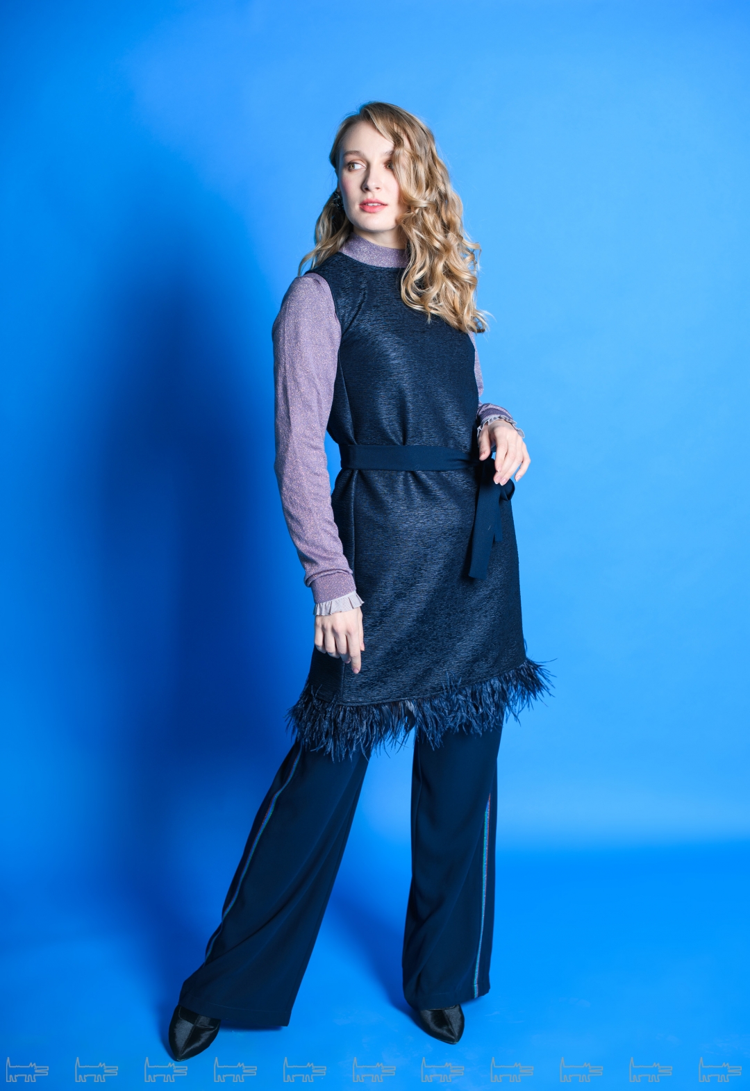 «Зачем выбирать между брюками и платьем, если можно сделать образ еще интереснее и совместить все в одном луке?» Блузка, 4 200 руб., джемпер, 3 000