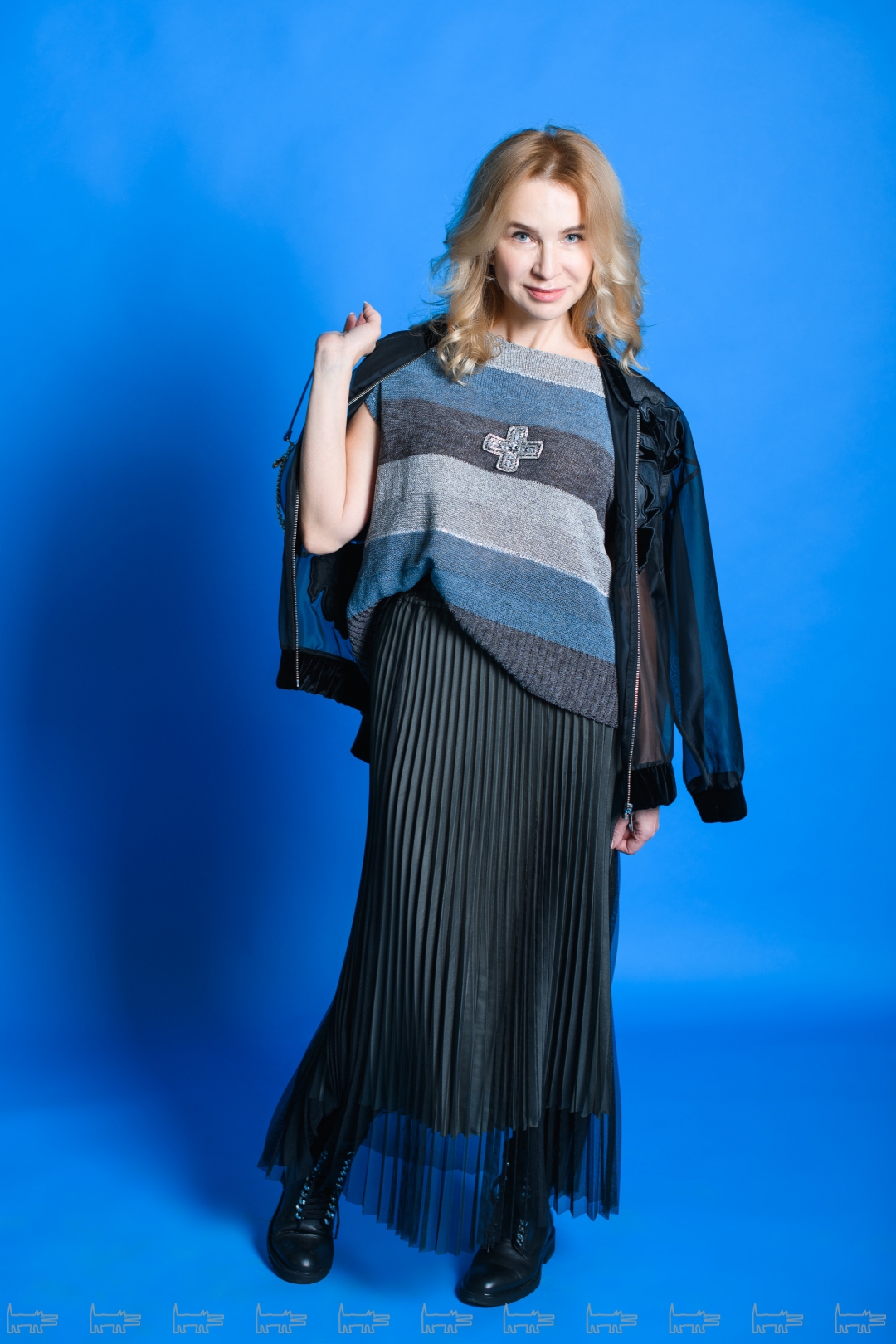 «За счет разницы фактур – трикотаж, плиссе с сеткой, бомбер из органзы и обуви из грубой кожи – аутфит выглядит нетривиально и при этом не теряет