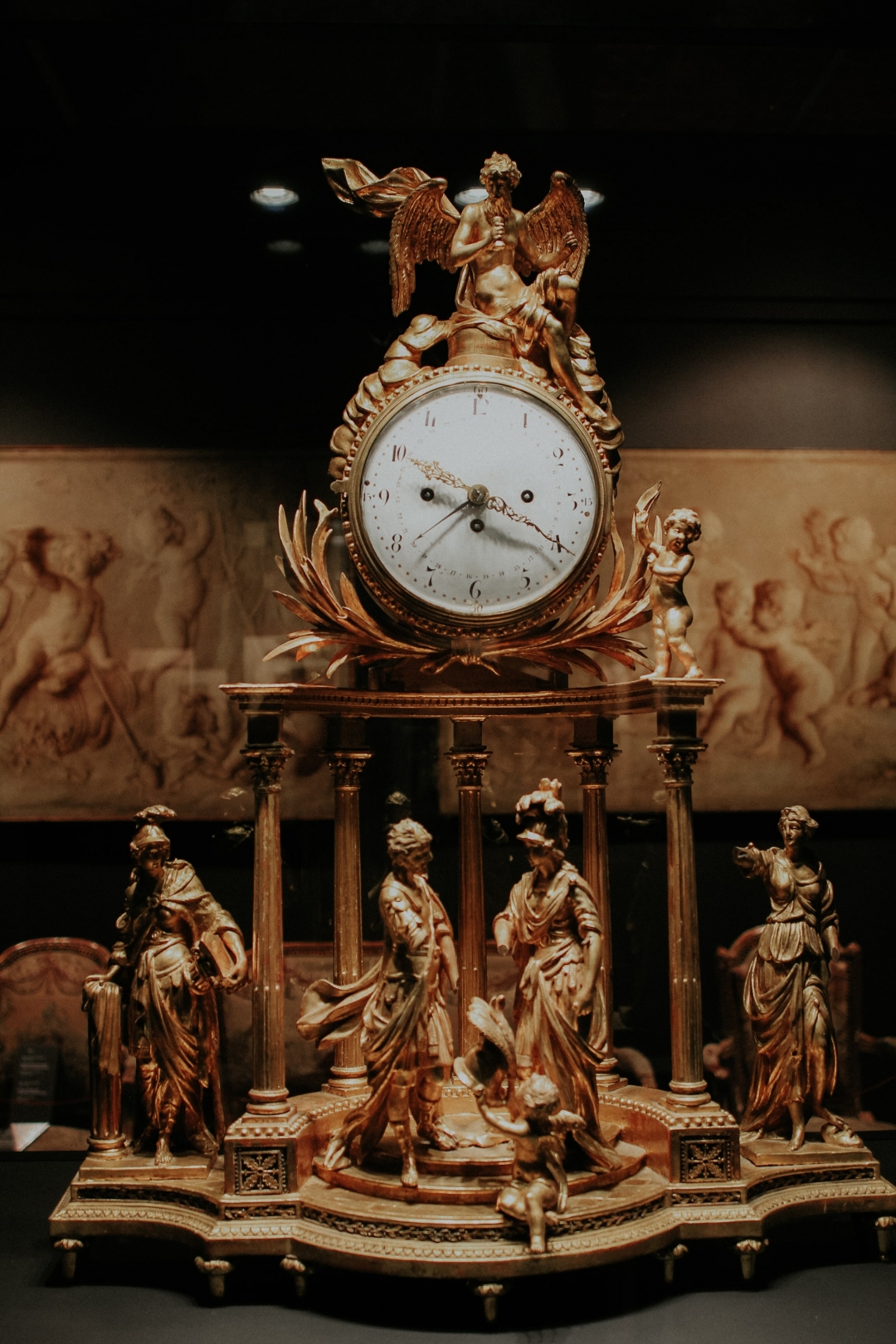 Резные часы, имитация позолоченной бронзы. Дерево, металл, эмаль. XVIII в.