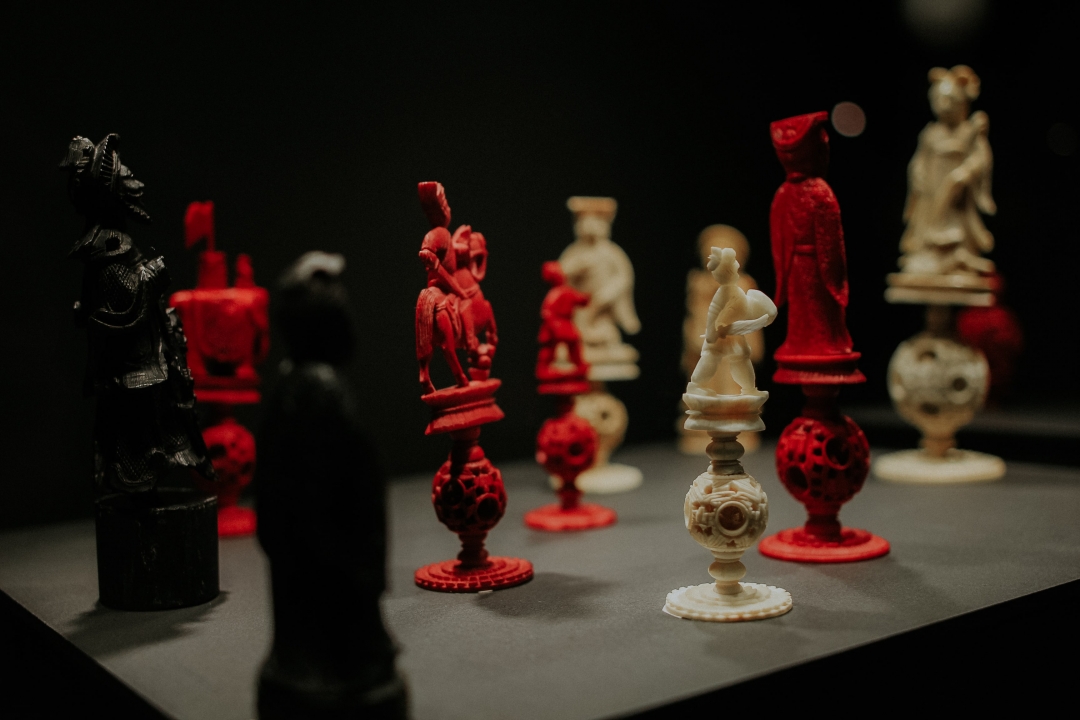 Шахматные фигуры. Китай, XIX в. Слоновая кость, имитация черных и красных кораллов.