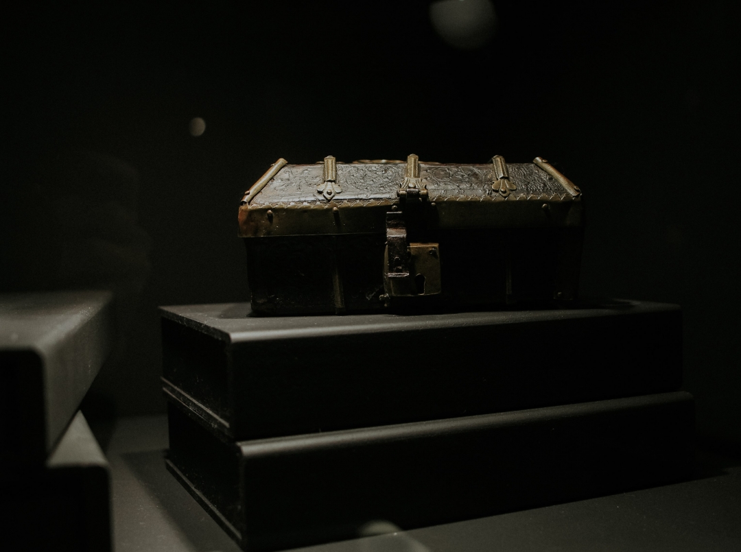 Фляга в виде томика Петрарки. XV в.