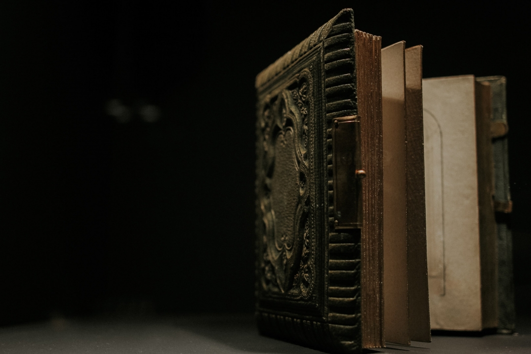 Альбом в виде рамки с репродукции миниатюры Р.Карьеры. Картон, бумага, шёлк. 1914 г., Германия.