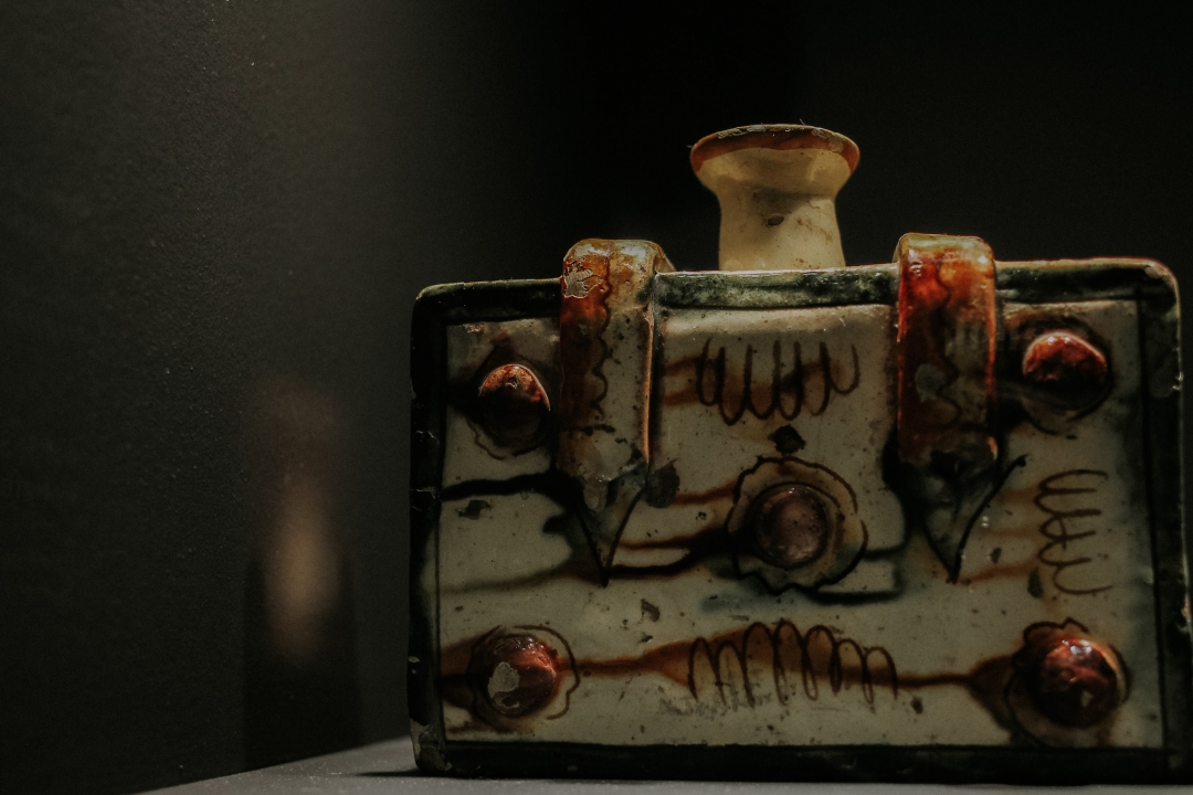 Музыкальная шкатулка в виде фотоальбома. Швейцария. 1880-е. Дерево, кожа.