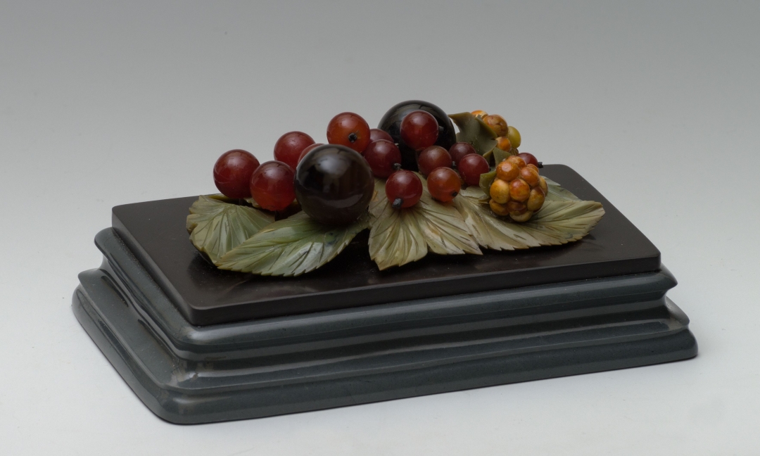 Пресс-папье с накладными ягодами и листьями, Россия, Екатеринбург, 1870-е