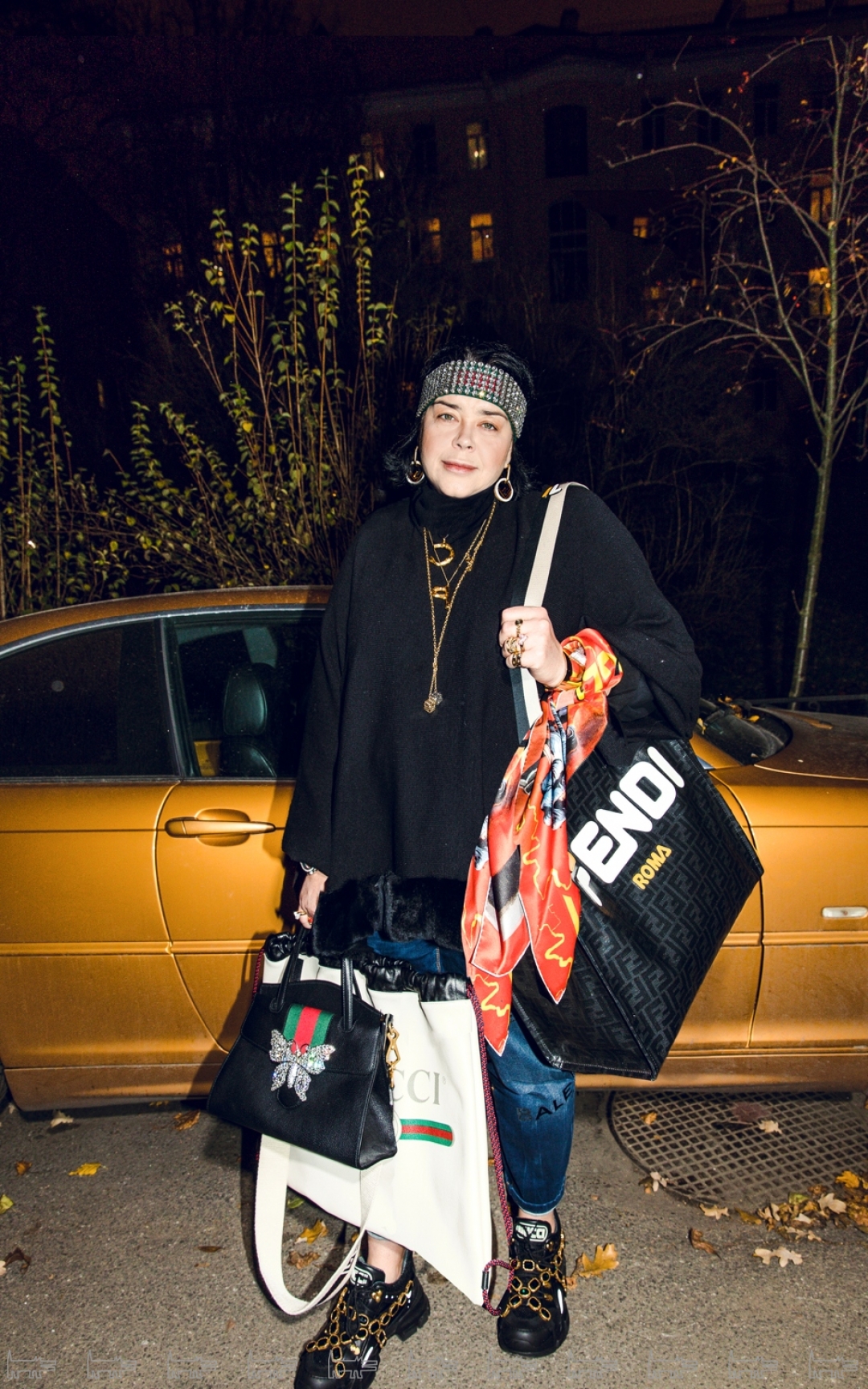 На Елене: платок Vetements, сумка Gucci (ДЛТ), свитер Loro Piana, джинсы Balenciaga, сумка и серьги Fendi, сумка и повязка Gucci, кулоны Celine, кулон