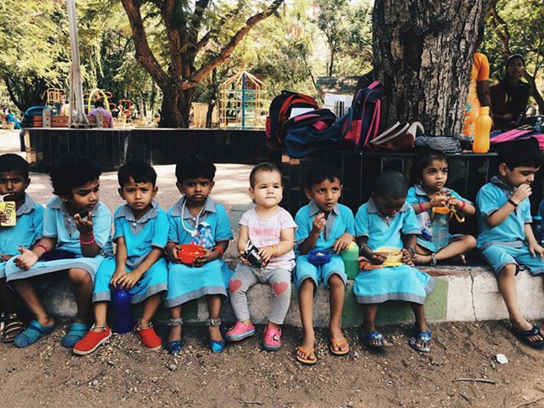 Дети привыкли к общению с иностранцами и нисколько не стесняются