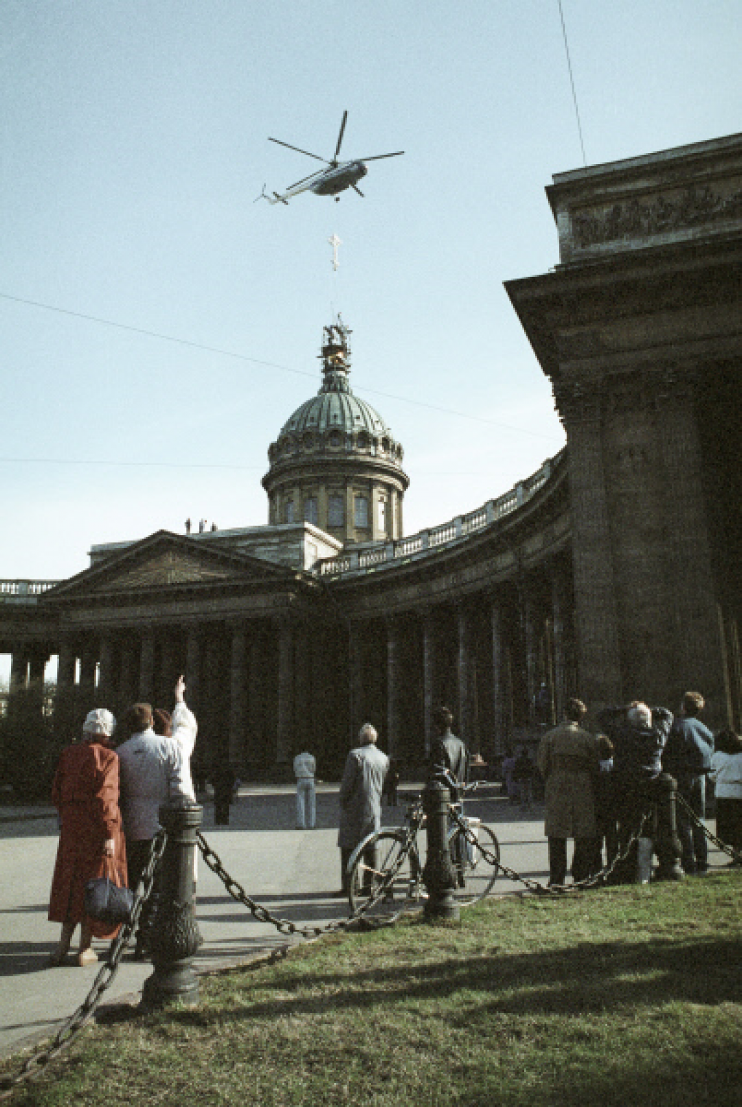 Установка снятого в начале 30-х годов креста на Казанский собор, 1993 год