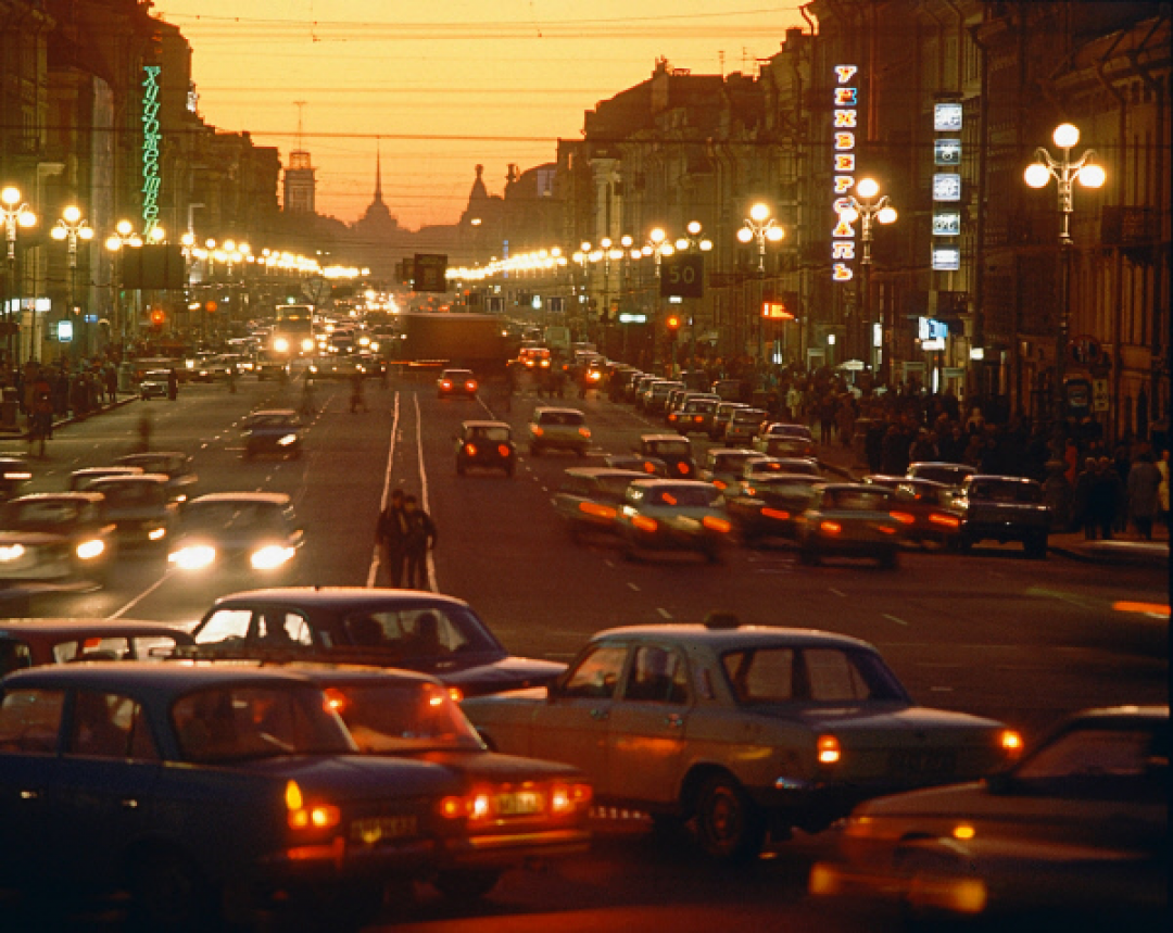 Спб 1990. Невский проспект 1996. Невский проспект Санкт-Петербург в 90е. Санкт Петербург 1990х Невский проспект. Санкт-Петербург Невский проспект 2000-е годы.