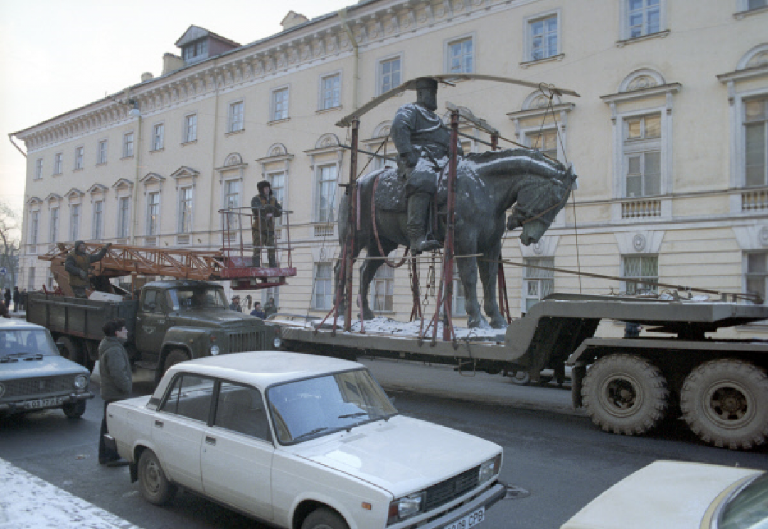 Транспортировка неоднократно демонтированного в советские годы памятника Александру III к Мраморному дворцу, 1994 год