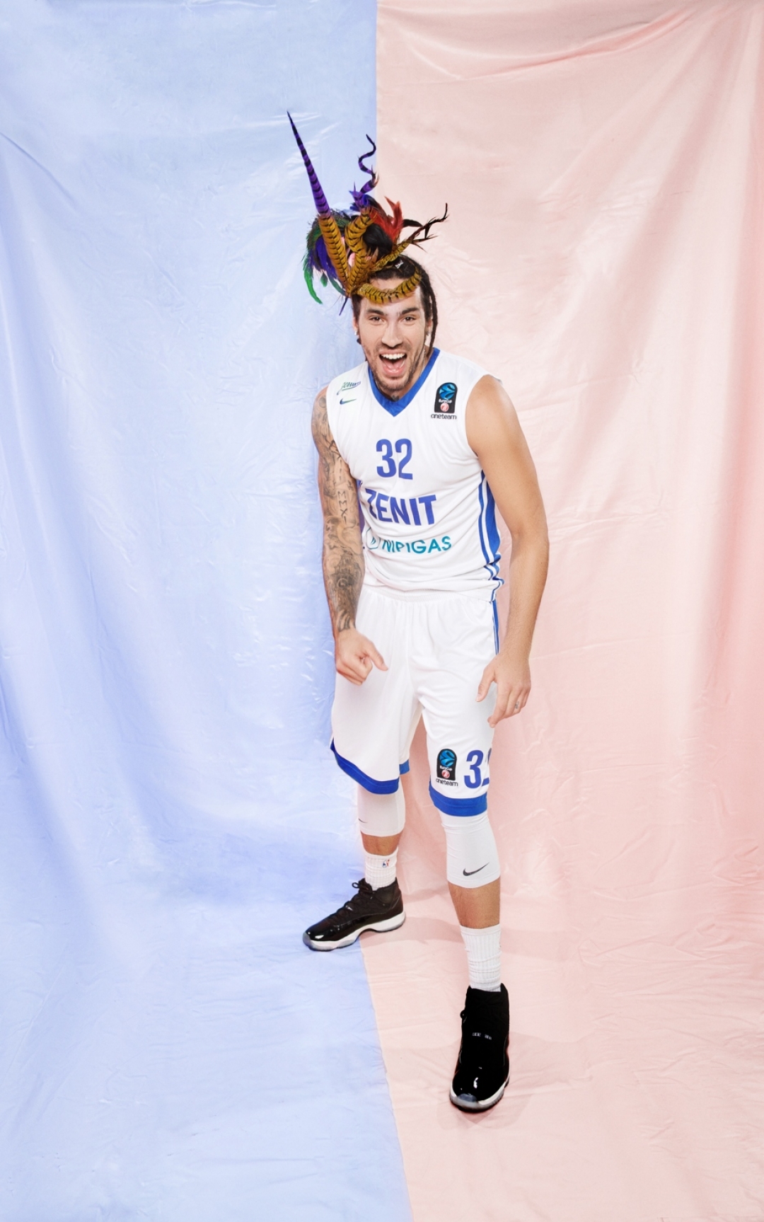 Форвард баскетбольного клуба «Зенит» Дрю Гордон в головном уборе Esenina, победителя конкурса «Новые имена в моде-2018»