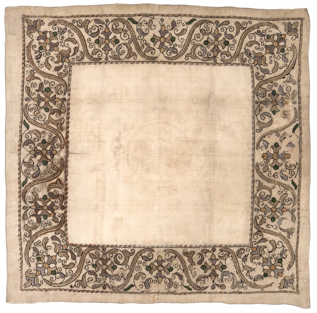 Ширинка. XVII век. Полотно, шелк, золотные нити, вышивка гладью