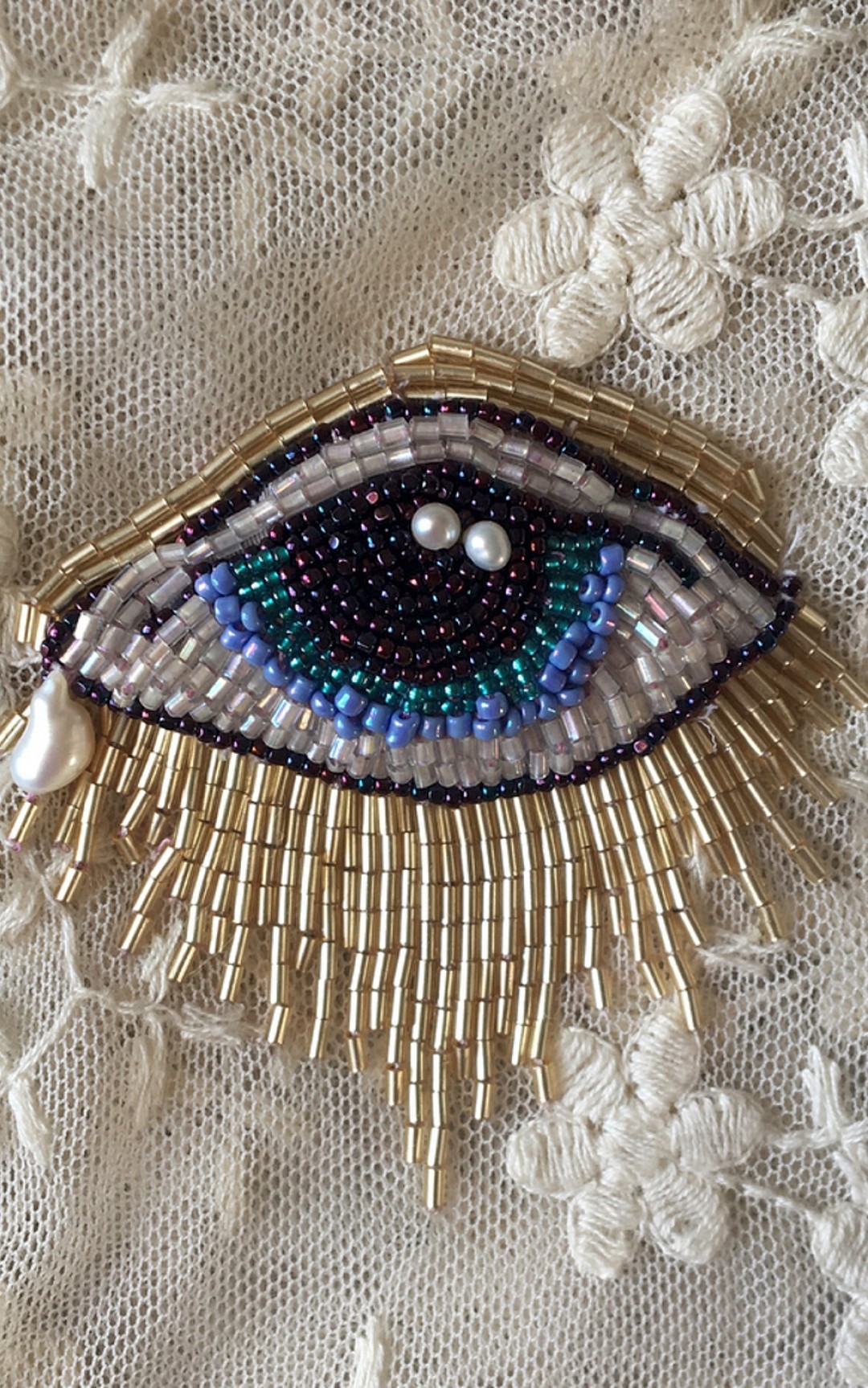 Брошь ручной вышивки от Полины Осиповой, 3500 рублей (@tammi_embroidery)