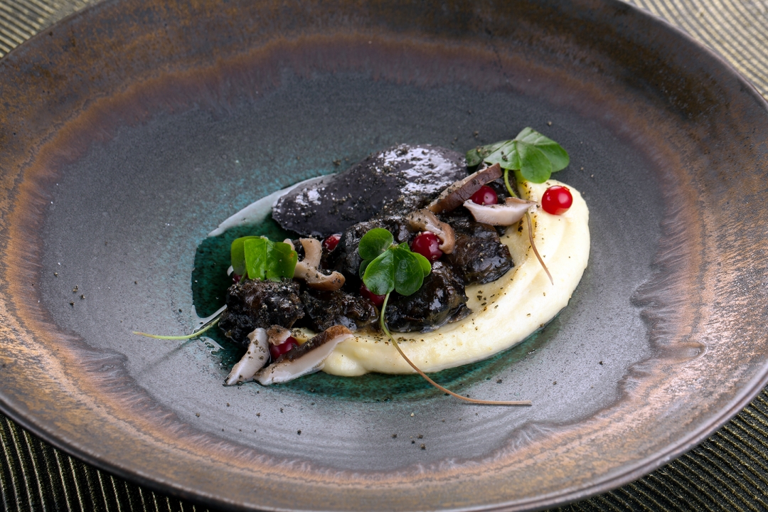 Печень осетра с пюре из картофеля и соленой клюквой