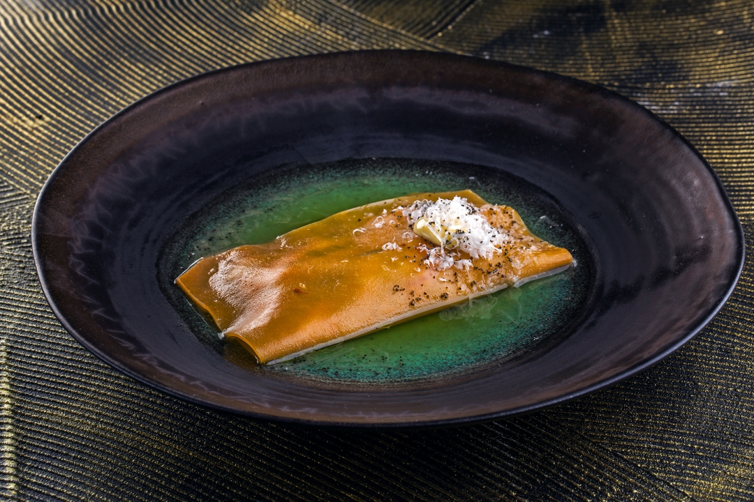 Равиоль с крабом и бульоном из кабачка и вяленой икры