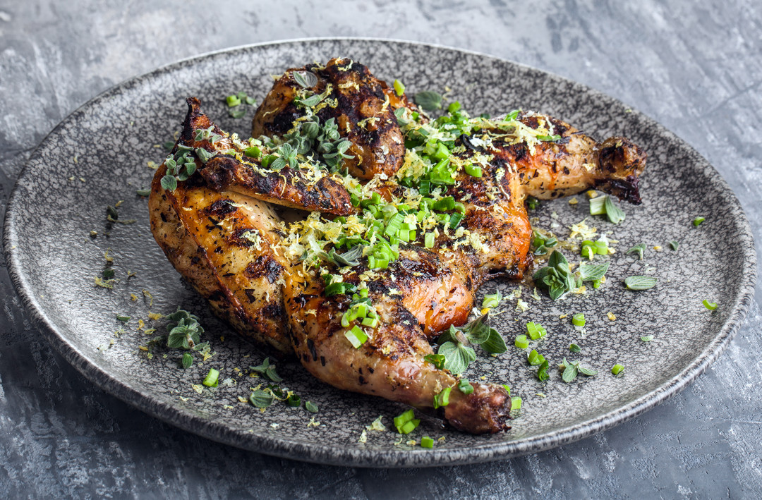 Печеный гриль цыпленок, маринованный в зеленом луке