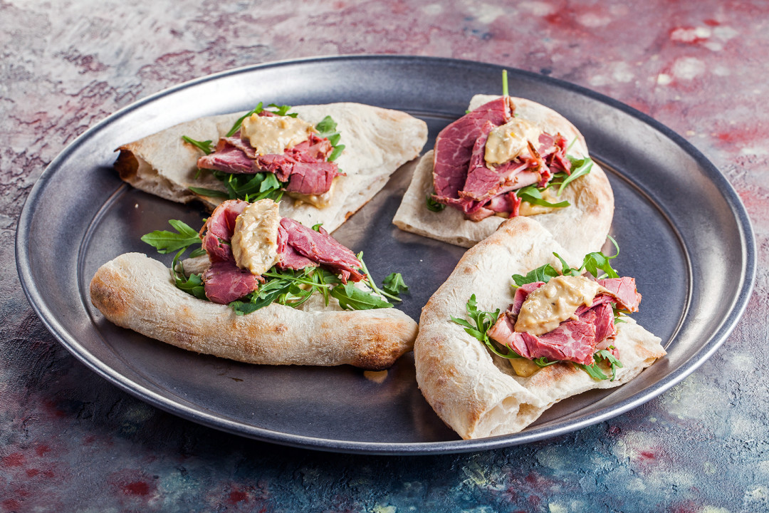 Pizza bread с пастрами из говядины и соусом тонно