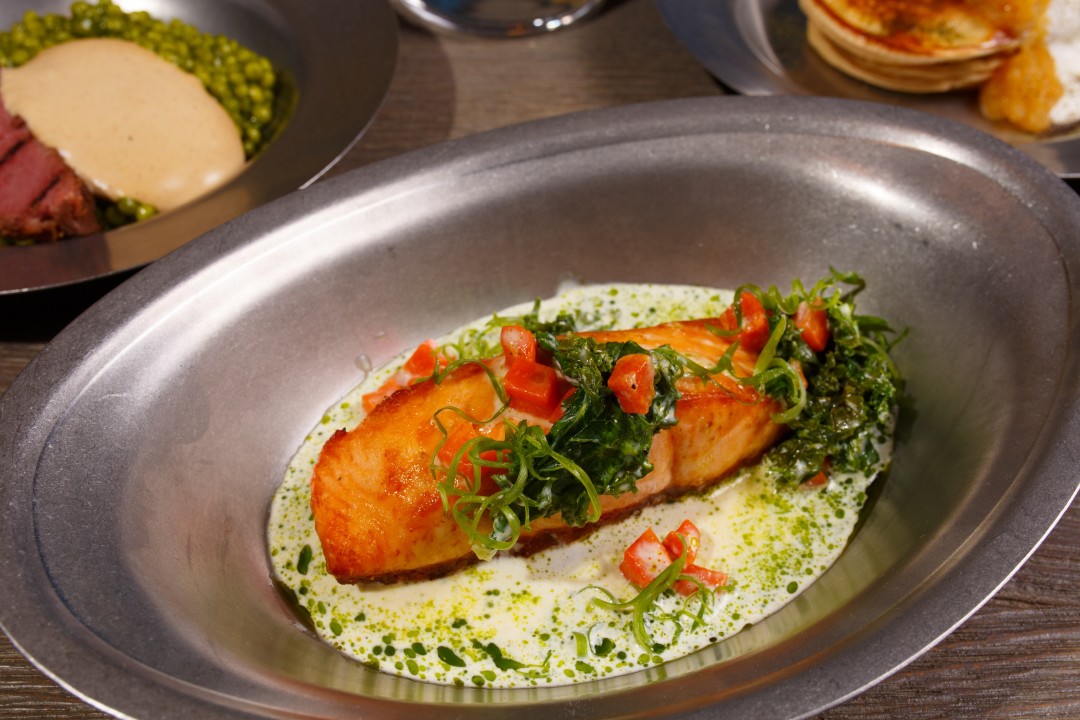 Филе лосося с печёной морковью и кейлом