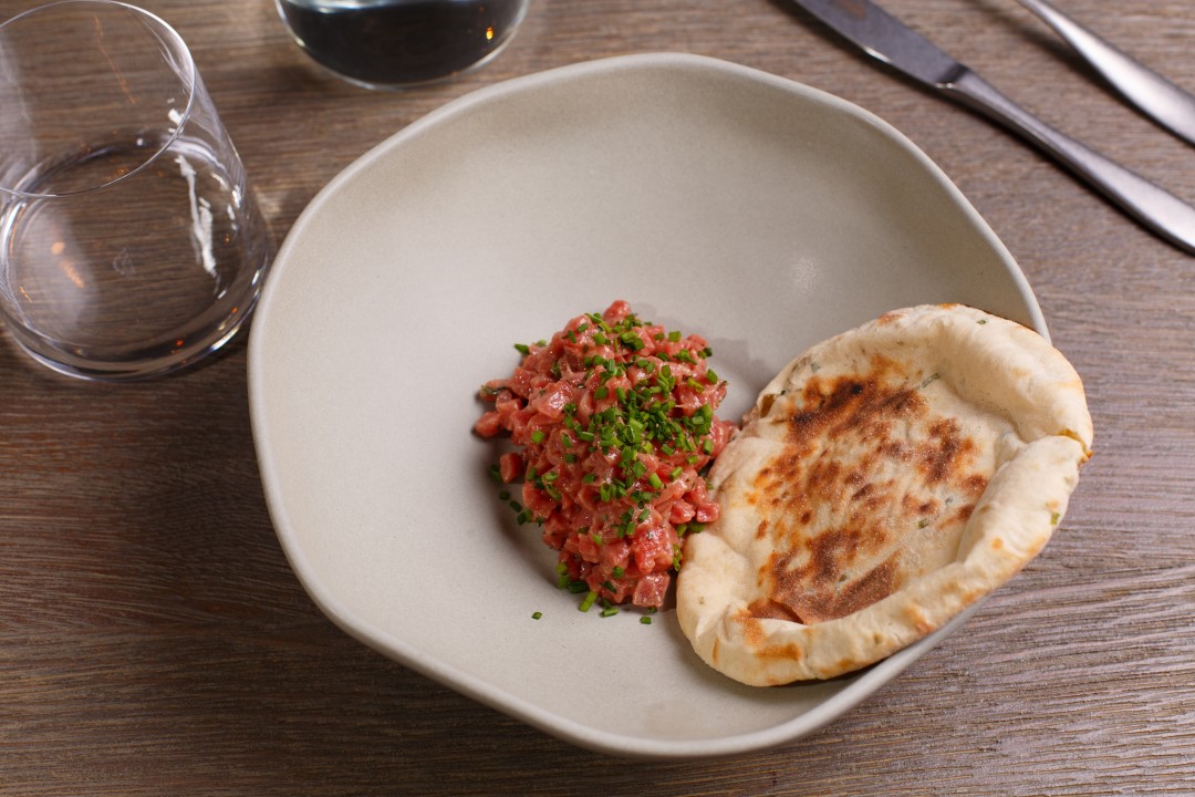 Тартар из говядины с трюфельным соусом